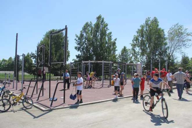 На стадионе «Победа» в Смоленском состоялось открытие спортивной площадки. Фото: районная газета "Заря"
