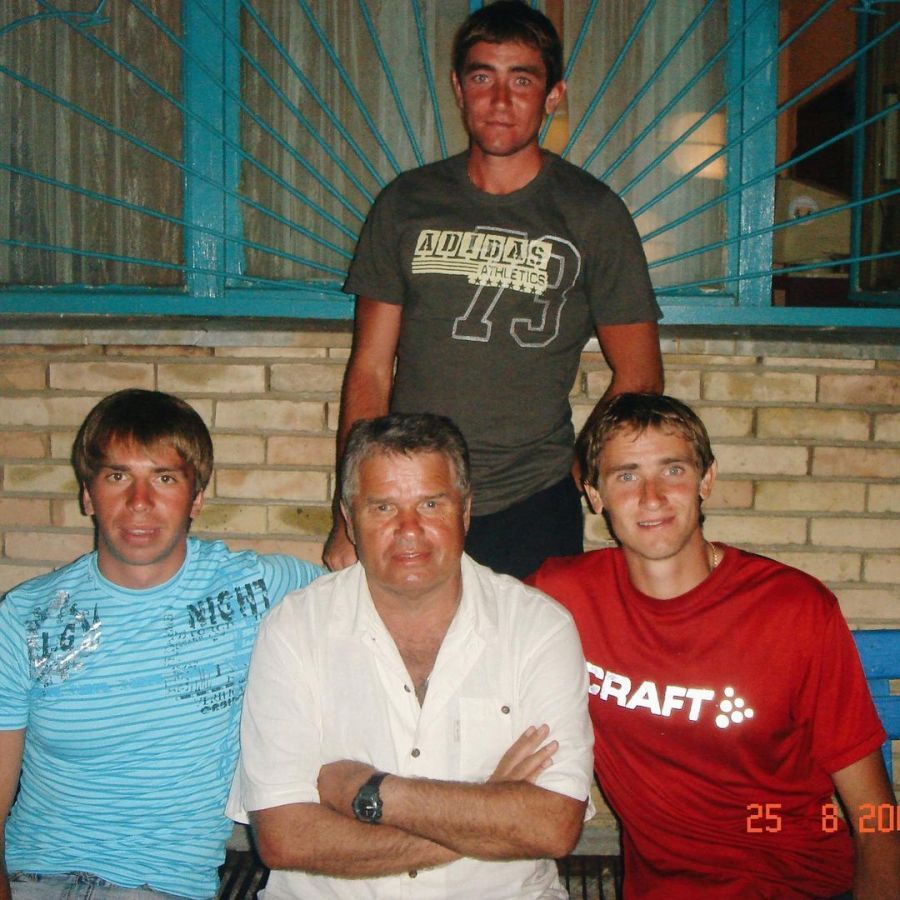 В центре  - тренер братьев Гельмановых Виктор Ткаченко. Артемий - справа, Андрей стоит