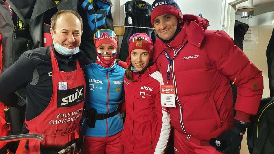 Артемий Гельманов (справа) с медалистками юниорского чемпионата мира-2021 Евгенией Крупицкой и Вероникой Степановой