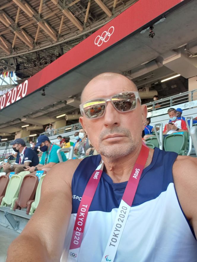 Тренер Шубенкова Сергей Клевцов наблюдал за финальным забегом на 110 метров с барьерами с трибуны просто зрителем 