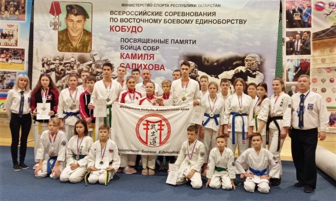На Всероссийских соревнованиях по восточному боевому единоборству в дисциплине "кобудо" спортсмены Алтайского края завоевали 25 медалей