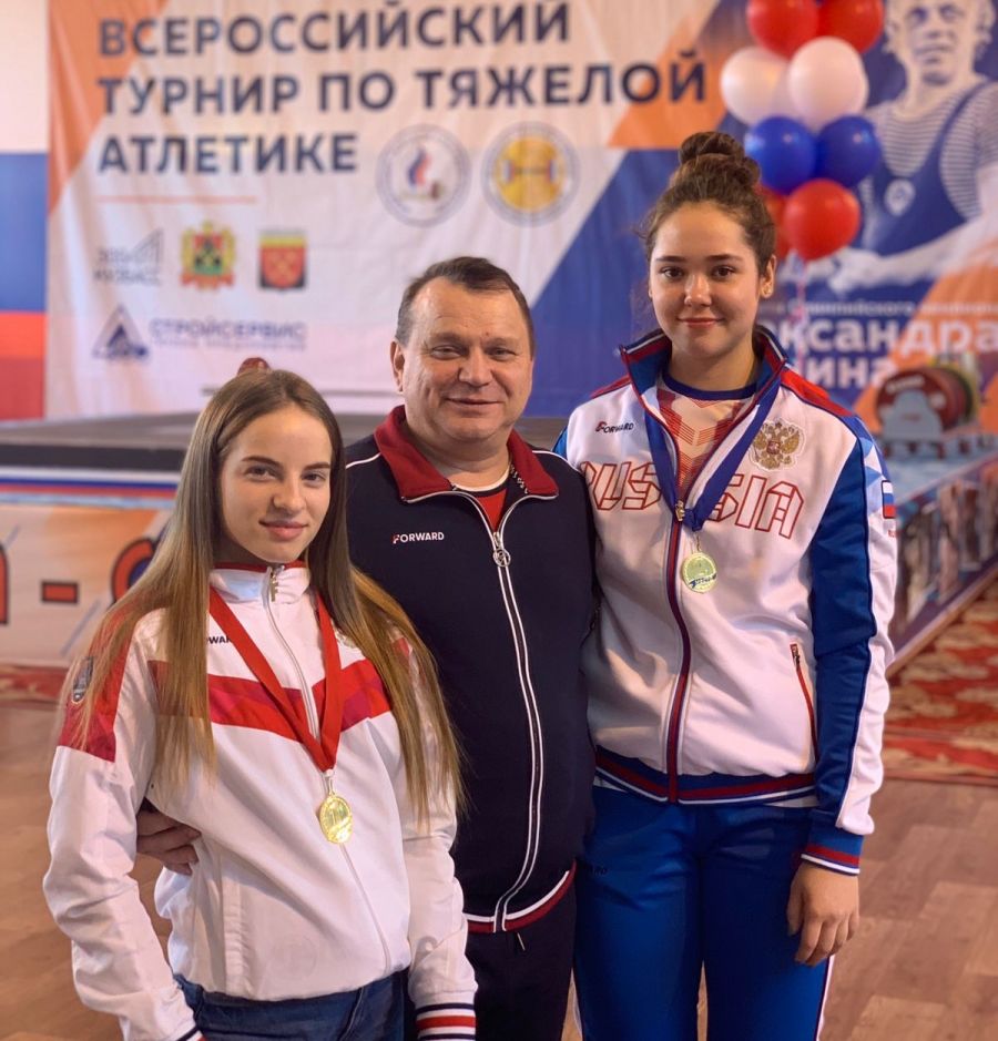 Светлана Ильенко и Дарья Рябова со своим наставником Михаилом Шуваевым