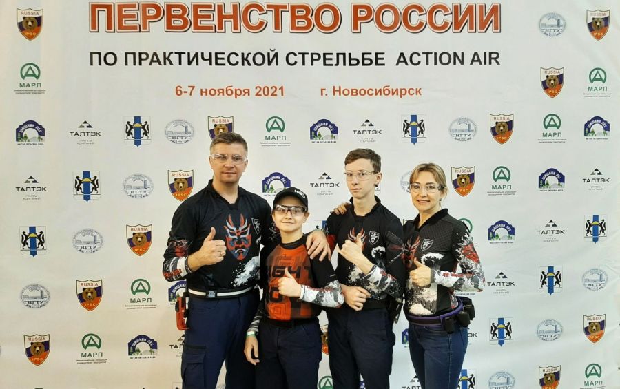 Семья Баутиных из Барнаула (слева направо отец Дмитрий, сыновья Родион и Всеволод, мама Татьяна) участвовала в соревнованиях в полном составе