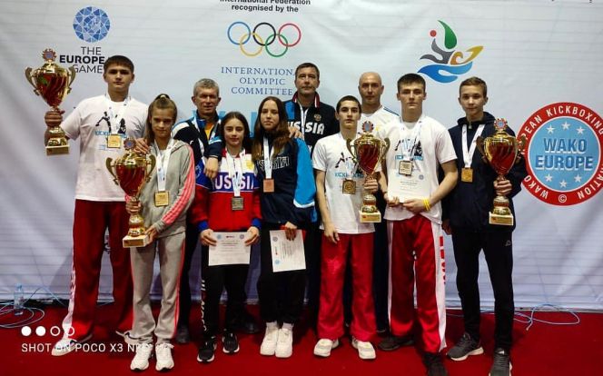 Восемь спортсменов – восемь медалей! Алтайские кикбоксеры помогли сборной России одержать победу в командном зачёте на юниорском первенстве Европы 