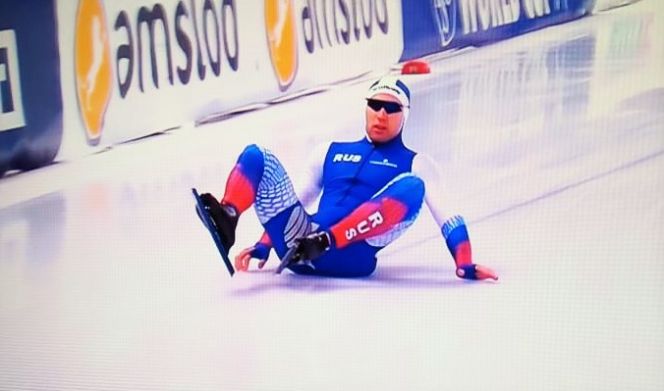 Виктор Муштаков  во второй день норвежского этапа Кубка мира не закончил бег на дистанции 500 метров из-за падения