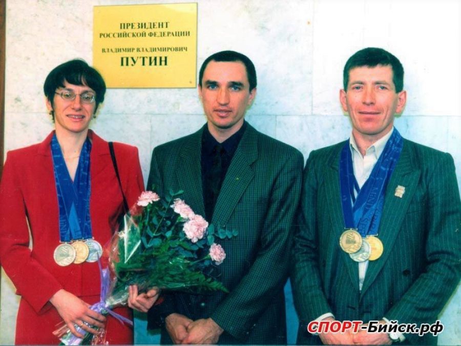 Фото 2002 года. Татьяна Ильюченко, Сергей Зорин ( в центре) и Николай Ильюченко после Паралимпийских игр 2002 года в Солт-Лейк-Сити 