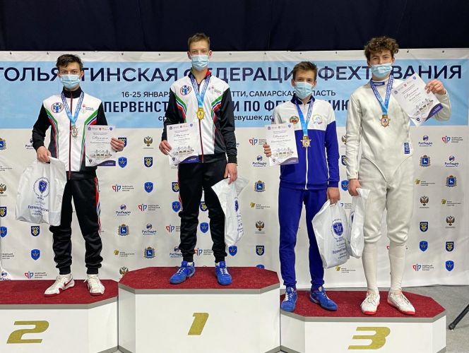 Алтайский саблист Кирилл Шаповалов (второй справа) завоевал бронзовую медаль первенства России среди кадетов