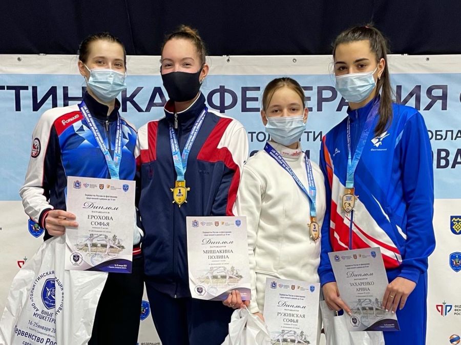 Арина Захаренко (первая справа) завоевала бронзу первенства России среди кадетов в турнире саблисток