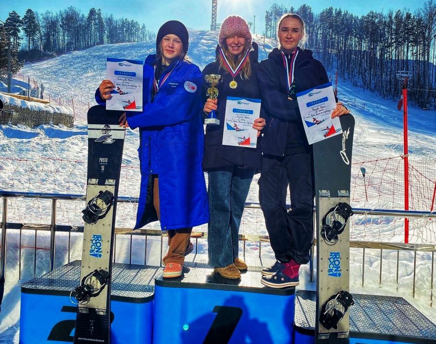 Слева направо: Мария Травиничева, Мария Волгина и Дарья Фадеева - призеры соревнований в параллельном слаломе на 6-м этапе Кубка России по сноуборду