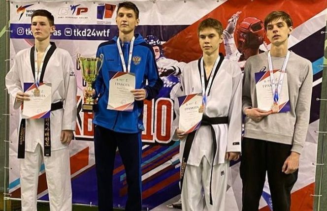 Александр Митрохин (в синем) - победитель молодёжного первенства СФО по тхэквондо ВТФ в весовой категории 63 кг