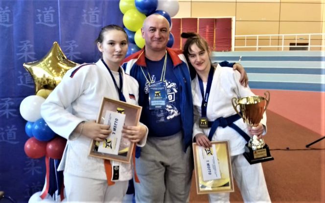 Дарья Зайцева (справа) и Екатерина Прахт с тренером Олегом Зайцевым 