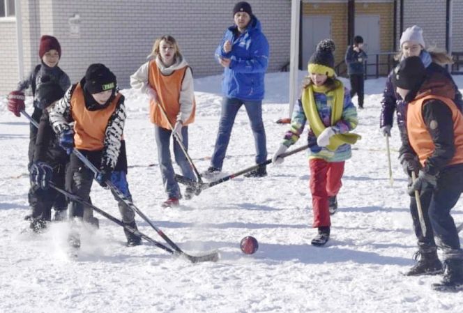 В рамках проекта «Двор - спортивная орбита» в Барнауле состоялся турнир по хоккею на валенках среди школьных команд 