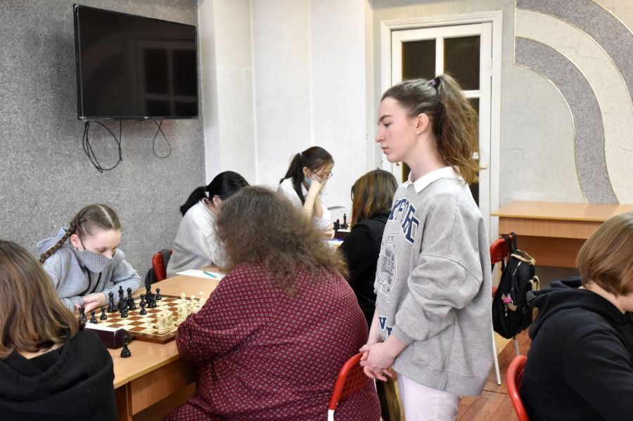 Виктория Лоскутова оценивает игру соперниц. Фото: Федерация шахмат Новосибирской области