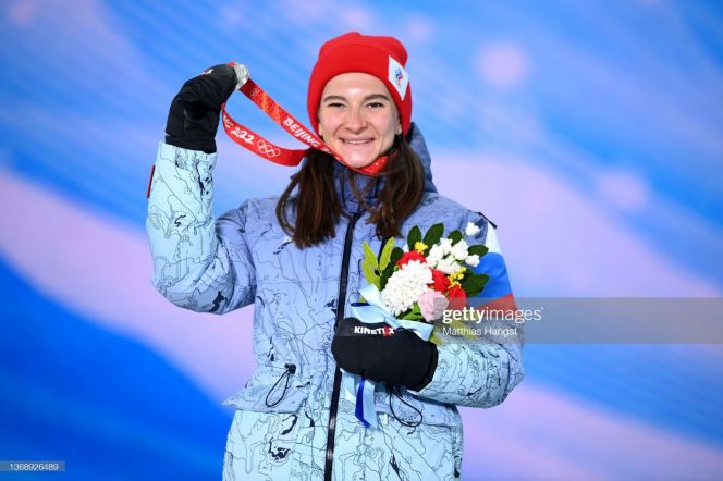Наталья Непряева с золотой медалью Олимпиады-2022. Фото: GettyImages