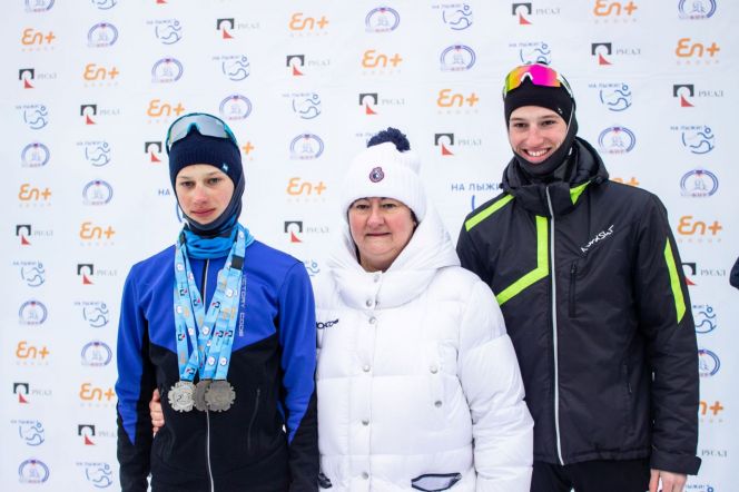 На финале проекта "На лыжи!" Егор Бобров из Рубцовска (слева) отличился трижды, а медали получал из рук легендарной Елены Вяльбе.