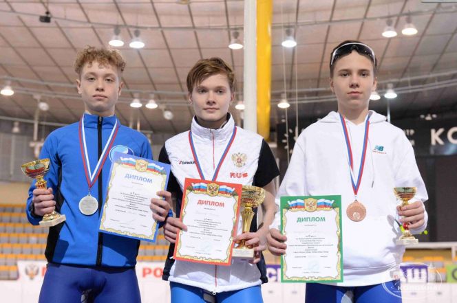 Барнаулец Данил Борисов (в центре) - победитель всероссийских соревнований "Серебряные коньки"