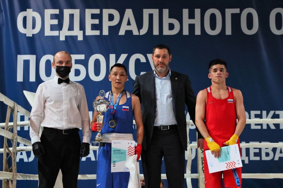 В церемонии награждения финалистов принимал участие президент Федерации бокса Алтайского края Армен Тоноян