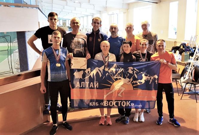 Любители бега из клуба «Восток - Спорт» представили Барнаул в легкоатлетическом матче с Новосибирском в «Дедской лиге»