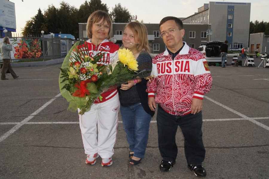2012 год. Ульяна Подпальная встречает родителей после Паралимпиады в аэропорту Барнаула