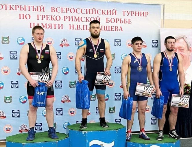 На фото победитель турнира Егор Сотников (до 97 кг)