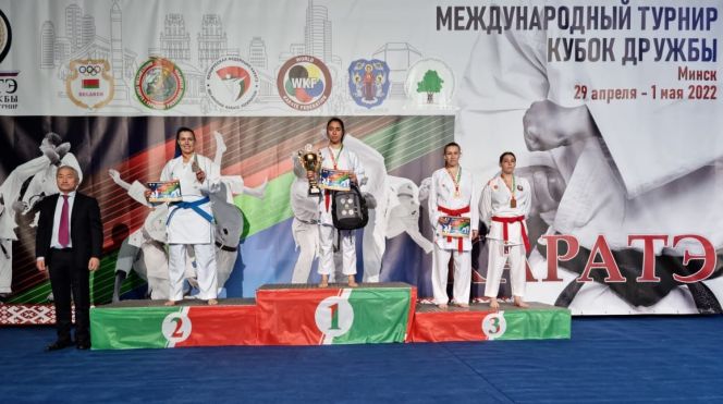 Татьяна Зябкина из Ребрихи (вторая справа) завоевала бронзу на международном турнире «Кубок Дружбы»