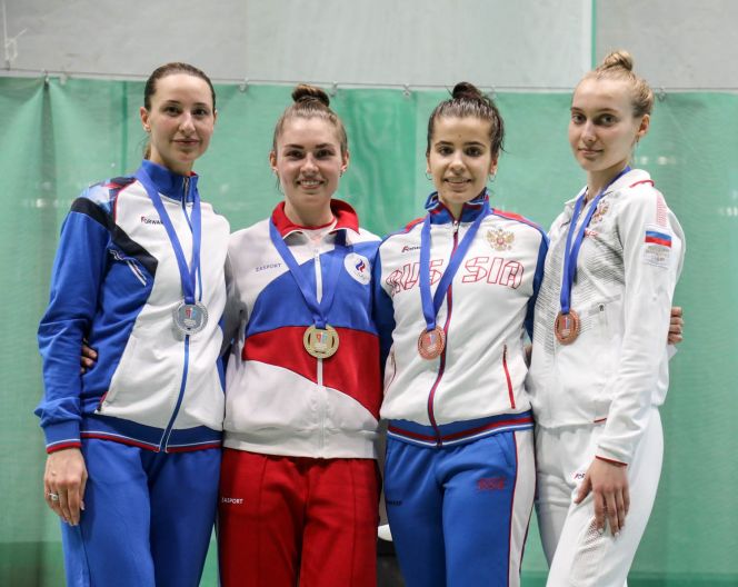 Анна Смирнова (справа) в компании олимпийских чемпионок завоевала бронзовую медаль. Фото: Федерация фехтования России