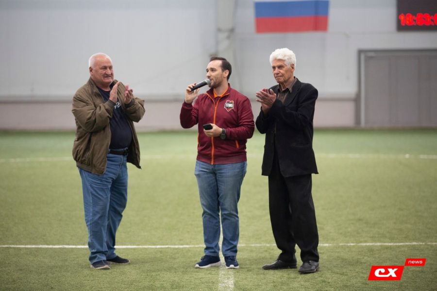 На открытие сезона были приглашены ветераны "Темпа" Владимир Боронин (слева) и Александр Вавилихин. Фото: Владимир Мартынов