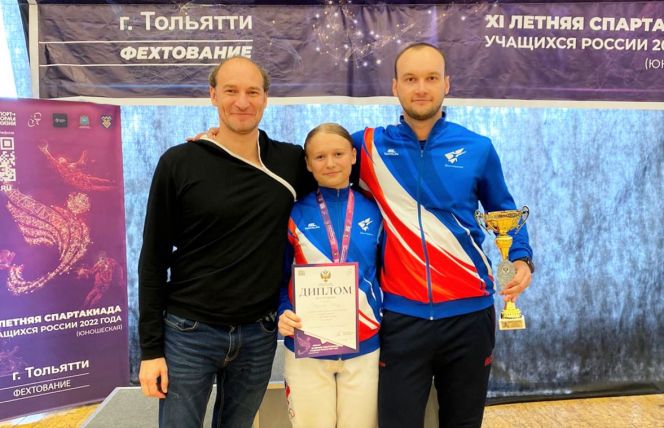 Юлия Жданова с тренерами Валерианом Феоктистовым (слева) и Данилом Бубенчиковым