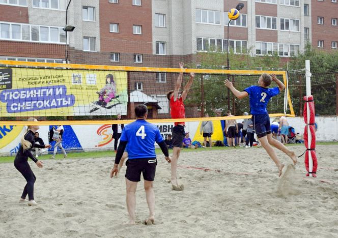 В Барнауле состоялся турнир по парковому волейболу среди взрослых команд