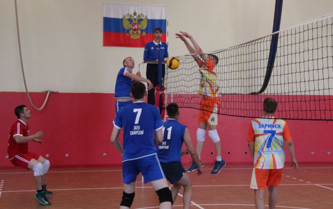 Новоалтайск и Яровое встретятся в финале мужского волейбольного турнира