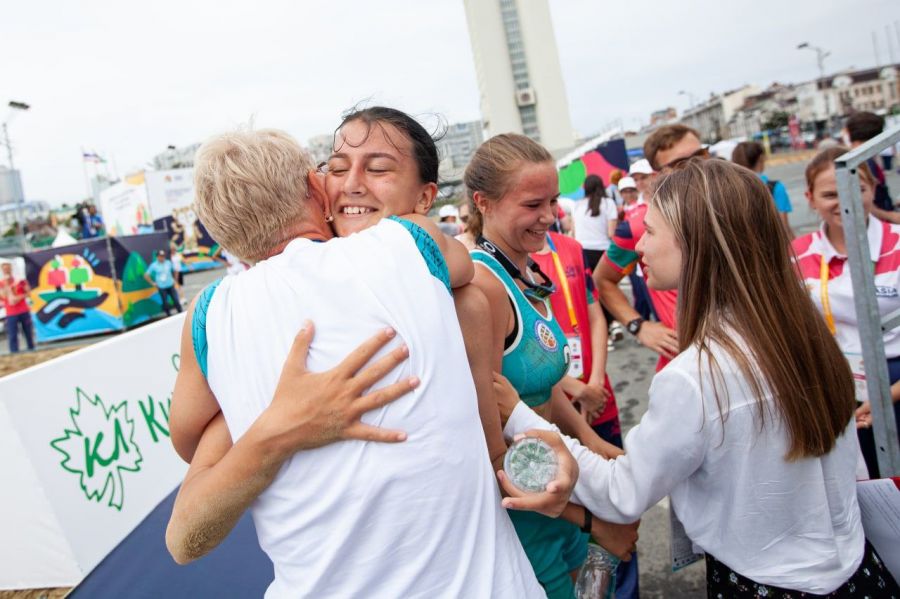 Алина Лебедева и Анастасия Ульянова из Заринска - обладательницы бронзовой медали турнира по пляжному волейболу 