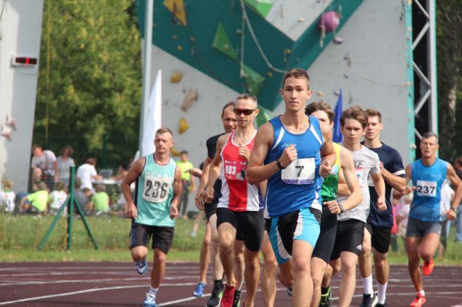 Участники мужского забега на дистанции 800 м. Фото: Александр Чёрный/"Алтайский спорт"