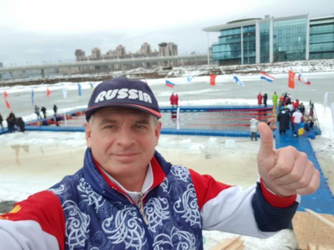 На фото Олег Чекушкин - руководитель Алтайской федерации холодового и спортивного зимнего плавания "Белуха"