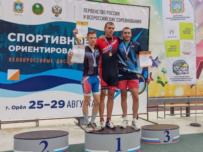 Руслан Иващенко (справа) стал бронзовым призером юношеского первенства России 