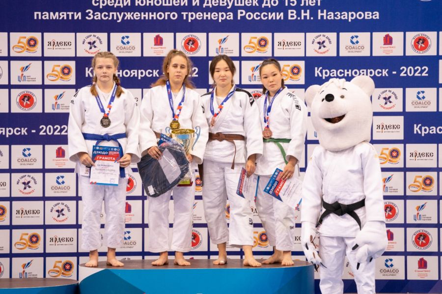Мария Концеба (вторая слева) на пьедестале соревнований. Фото: Федерация дзюдо Красноярского края
