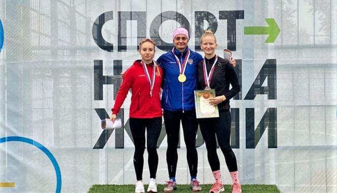Каноистка СШОР имени Костенко Анастасия Лухнева (на фото справа) завоевала бронзу на дистанции 200 м