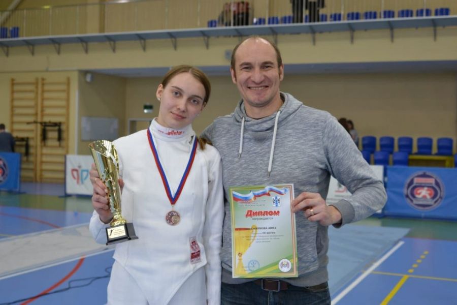 Лидер алтайского фехтования Анна Смирнова с тренером Валерианом Феоктистовым