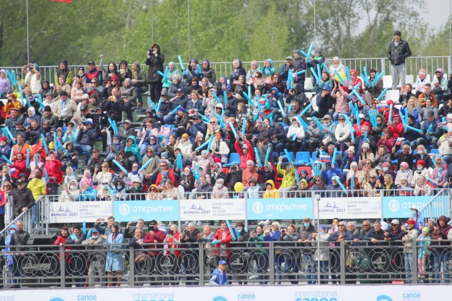 Барнаульские зрители на этапе Кубка мира по гребле на байдарках и каноэ-2021. Фото: Виталий Уланов
