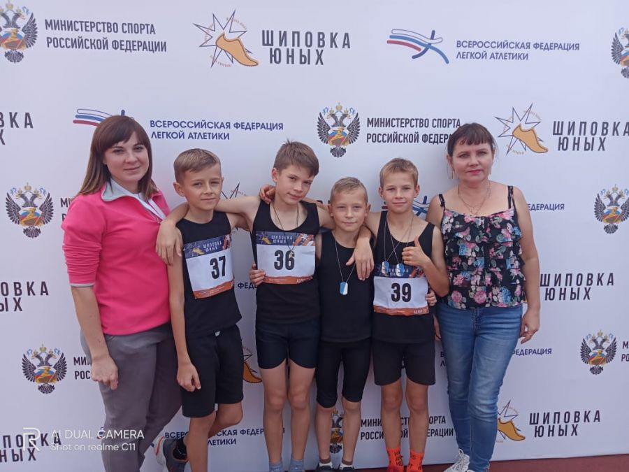 Юноши Мамонтовской средней школы с наставниками Дарьей Носаревой (слева) и Ириной Василенко (справа) 
