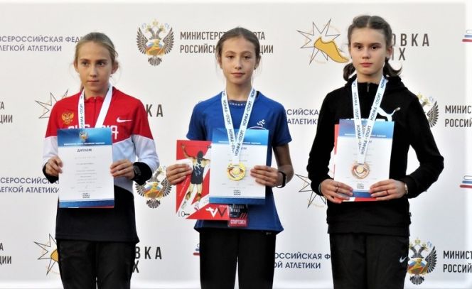 Ксения Зинченко из Барнаула (в центре) - победительница Всероссийских соревнований "Шиповка юных" в беге на 500 метров 