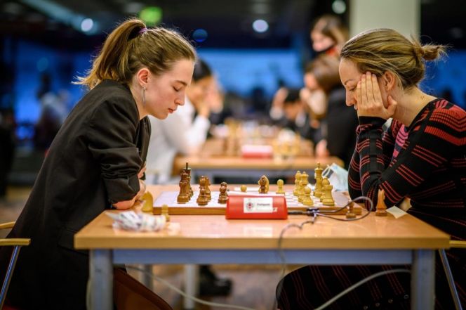 Виктория Лоскутова (слева) в Турции. Фото: краевая федерация шахмат