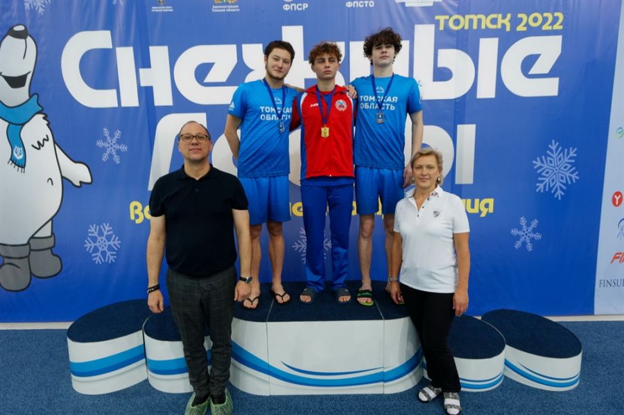Иван Хлыновский (в центре) выполнил в Томске мастерский норматив и был назван лучшим спортсменом соревнований. Фото: Валерий Доронин