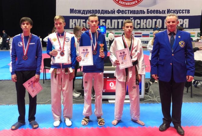 Серебряный призёр соревнований Егор Сапрыкин на фото крайний слева 