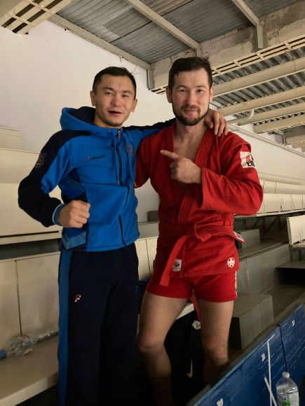 Нурсултан Садуакасов (слева) со своим тренером Владимиром Ждановым