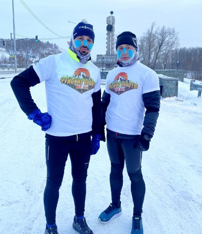 Бийские бегуны в мороз пробежали 100 км по Чуйскому тракту