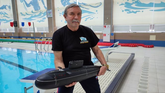 Мастер спорта международного класса Валерий Шишкин со своей моделью подводной лодки 