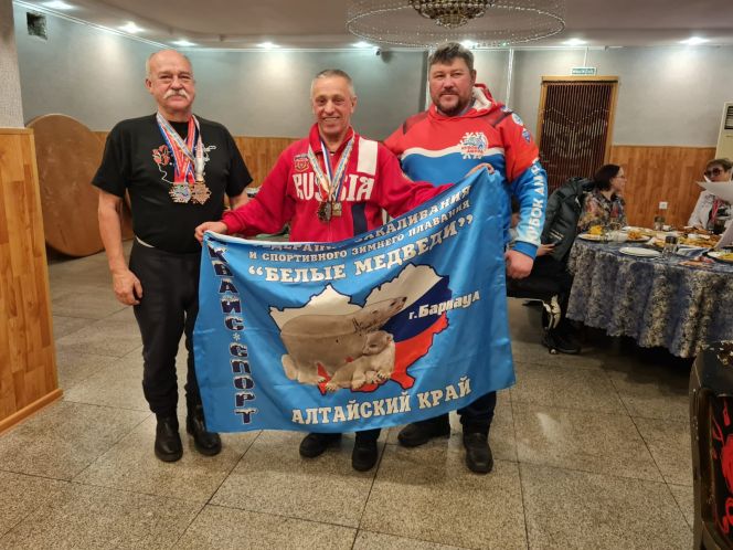 Вот это закалка! Ветераны зимнего плавания Алтайского края показали класс на этапе Кубка России 