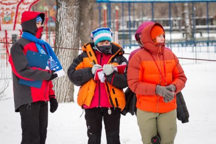 В парке «Изумрудный» состоялся открытый чемпионат Барнаула по ледолазанию. 