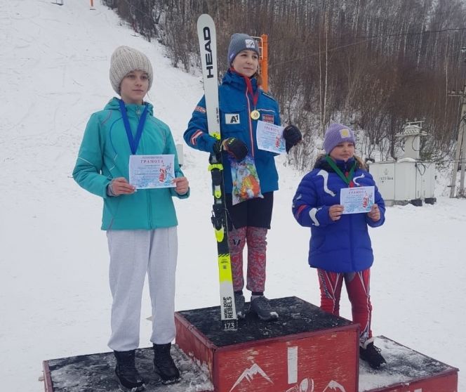 Спортсмены СШОР "Горные лыжи" открыли новый сезон на "Рождественских стартах" в Горно-Алтайске