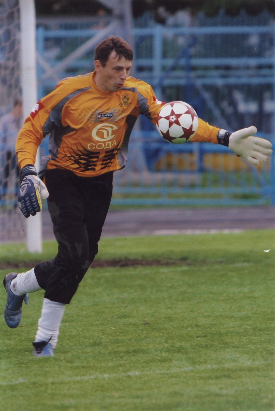 В воротах «Содовика» Суровцев выступал уже как играющий тренер